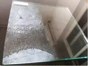 玻璃發霉是怎么回事？